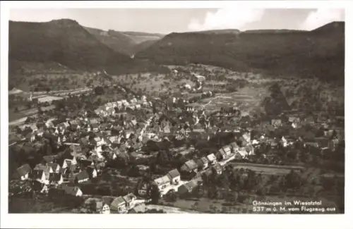 Ak Gönningen Reutlingen in Württemberg, Luftaufnahme von  Wiesaztal, viele Häuser, Landschaft