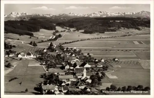 Ak Wolfertschwenden im Unterallgäu, Luftaufnahme von  Berge im Hintergrund, Felder, Dorfansicht