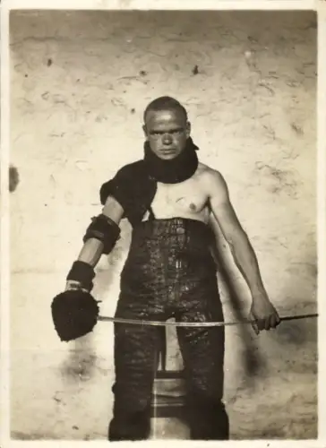 Foto Zirkusdarsteller im Kostüm, Säbel