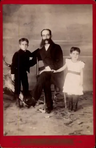 Kabinett Foto Mann mit zwei Kindern, Portrait, Fotograf in Manaos, Iquitos 1896