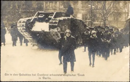Ak Berlin, in den Gefechten von Cambrai erbeuteter englischer Tank, Kriegsbeute 1. WK