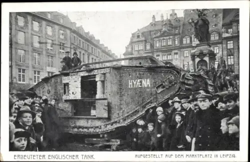Ak Leipzig in Sachsen, erbeuteter Englischer Tank Hyena, Kriegsbeute, Marktplatz