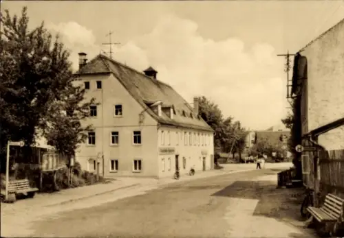 Ak Rauschwitz Elstra Oberlausitz, Gebäude, Strasse, Bäume, Fahrräder, Personen in der Landschaft