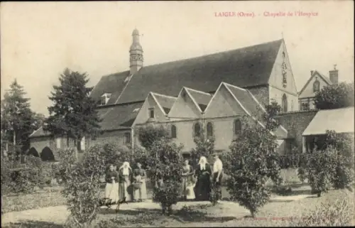 Ak L'Aigle Laigle Orne, Kapelle, Gruppe von Frauen, Gartenbereich,  Architektur