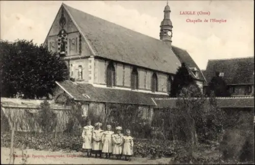 Ak L'Aigle Laigle Orne, Kirche, Chapelle de l'Hospice, fünf Mädchen in weißen Kleidern