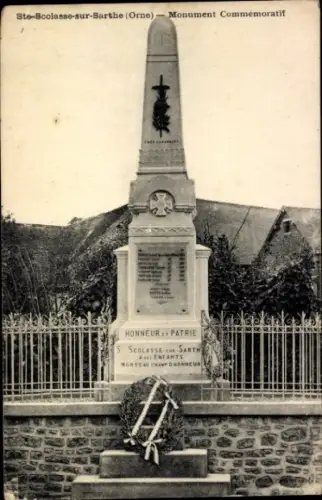 CPA Saint Scolasse sur Sarthe Orne, Monument Commémoratif