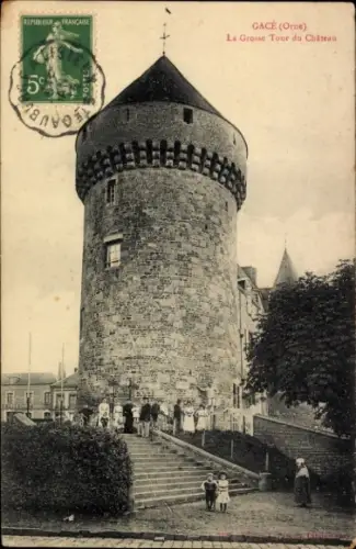 Ak Gacé Orne, La Grosse Tour du Château, Menschen vor dem Gebäude,  Architektur