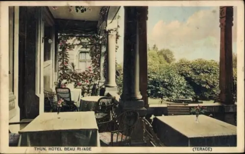 Ak Thun Kanton Bern Schweiz, Terrasse des Hotels Beau Rivage, Tische mit Blumen, Blick ins Grüne