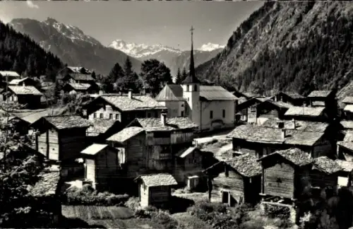 Ak Blatten bei Naters Kt. Wallis, Schwarze und weiße Fotografie, Berglandschaft, Holzgebäude, Kir