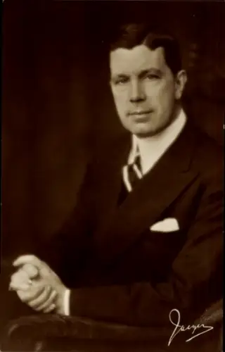 Ak Gustaf VI Adolf, König von Schweden, Sitzportrait