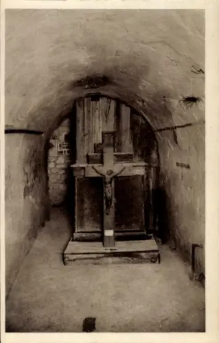 Ak Douaumont Lothringen Meuse, Fort Vaux, Kapelle im  Holzaltar mit Kreuz, Galerie