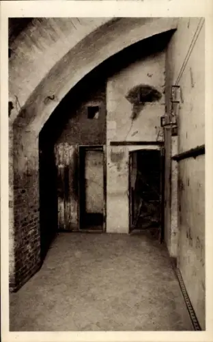 Ak Douaumont Lothringen Meuse, Fort Vaux,  zentraler Telefonraum, zwei Türen,  Umgebung