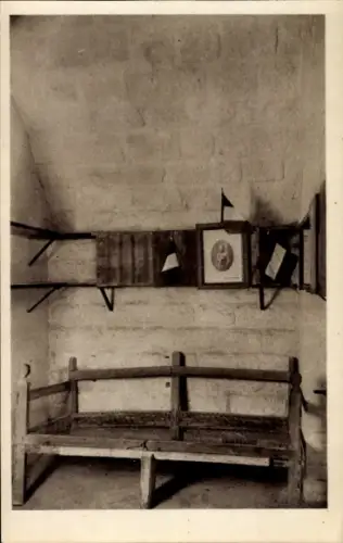 Ak Douaumont Lothringen Meuse, Fort Vaux, Holzbänke, Bilderrahmen, Flaggen, Portrait des Commanda