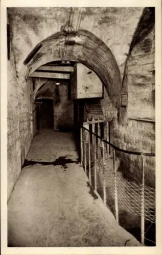 Ak Douaumont Lothringen Meuse, Fort Vaux, Dunkler Gang, Steintreppe, Seilgeländer,  Wassergruben