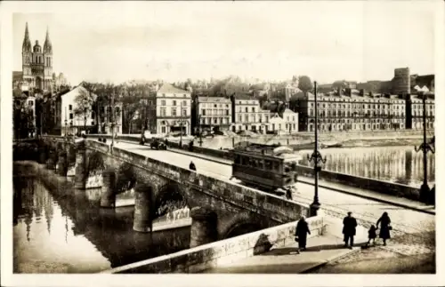 Ak Angers Maine et Loire, Brücke, Fluss, Tram, Gebäude, Kathedrale, Château