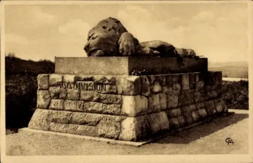 Ak Fleury devant Douaumont Meuse, Monument élevé au Carrefour Sainte-Fine