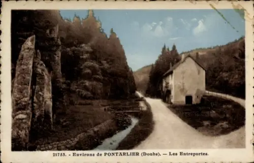 Ak Pontarlier Doubs, Landschaft mit Fluss, Bäume, Gebäude, Umgebung von Pontarlier