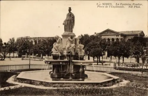Ak Nîmes Gard, Brunnen Fontaine Pradier, Statue, Platz de l'Esplanade, Bäume, Zaun