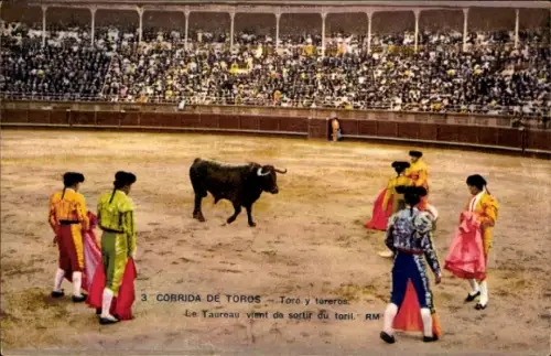 Ak Corrida de Toros, Toro y toreros, le Taureau vient da sortir du toril, Stierkampfszene