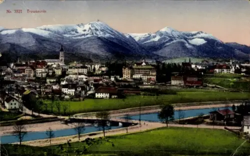 Ak Traunstein in Oberbayern,  Berge im Hintergrund, Fluss, Stadtansicht, 