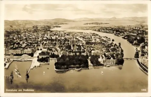 Ak Konstanz am Bodensee, Luftaufnahme von Konstanz, Bodensee, Stadtansicht, Schiffe, Brücken