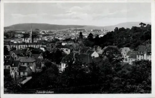 Ak Saarbrücken im Saarland, Stadtansicht von  Häuser, Bäume, Berge im Hintergrund