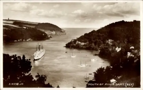Ak Dartmouth Devon England, Schiff im Fluss, Bäume, Hügel, Häuser, Wasser