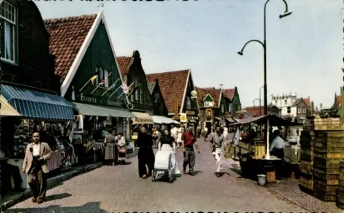 Ak Volendam Nordholland Niederlande, Marktstraße, Geschäfte, Menschen, Fahrräder,  aus Volendam