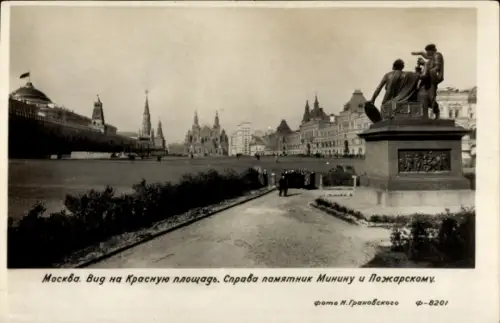 Ak Moskau Russland, Roter Platz, Denkmal für Minin und Pozharsky, Moskauer Sehenswürdigkeiten