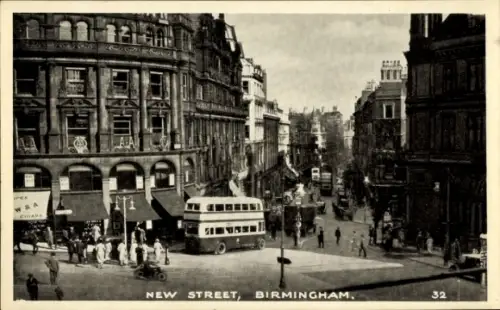 Ak Birmingham West Midlands England, New Street,  Straßenansicht, Bus, Menschen, Geschäfte