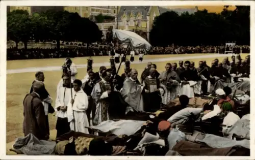 Ak Lourdes Hautes Pyrénées, Benediktion der Kranken,  Priester, Gläubige, Prozession