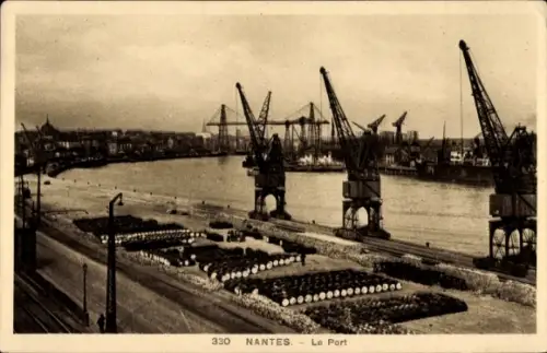 Ak Nantes Loire Atlantique, Hafenansicht, Kräne, Schiffe, Holzstapel, Nantes