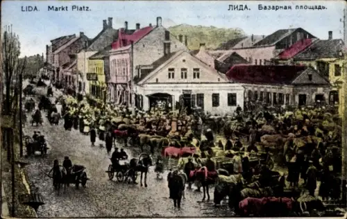 Ak Lida Weißrussland, Marktplatz in  Menschen und Pferde, bunte Häuser