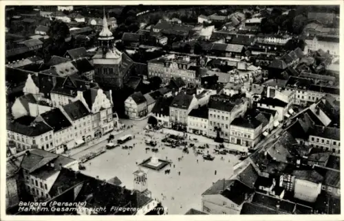 Ak Beograd Belgrad Serbien, Luftaufnahme von  Marktplatz, Gebäude, Menschen, Brunnen