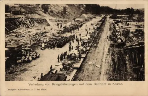 Ak Kaunas Kowno Kauen Litauen, Verladung von Kriegsfahrzeugen, Bahnhof in  Kühlewindt