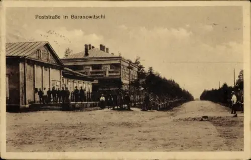 Ak Baranawitschy Baranowitschi Baranowicze Weißrussland, Poststraße in  Menschen auf der Straße, 
