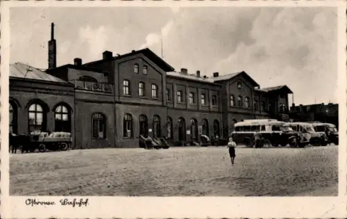 Ak Ostrowo Bulgarien, Opticonev. Bahnhof, Fahrzeuge, Kind auf Platz