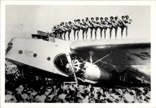 Ak Passagierflugzeug Fokker F32, Tanzende Frauen
