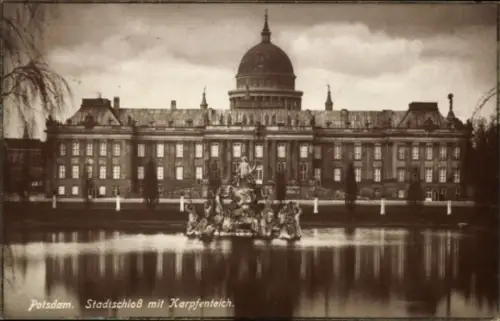 Ak Potsdam Sanssouci,  Stadtschloss, Karpfenteich,  