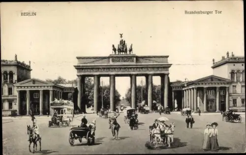 Ak Berlin Mitte, Brandenburger Tor, Kutsche, Passanten