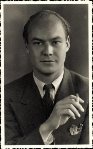 Foto Ak Schauspielerin Björn Faself, Portrait mit Zigarette