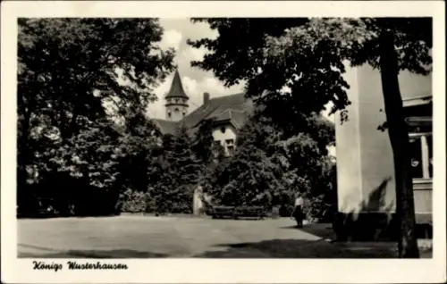 Ak Königs Wusterhausen in Brandenburg, Schloss, Bäume, Menschen, historische Architektur