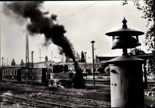 Ak Radeburg in Sachsen, Dampflok, Bahnstrecke Radebeul Ost - Radeburg, Bahnhof, Bahnsteig 1