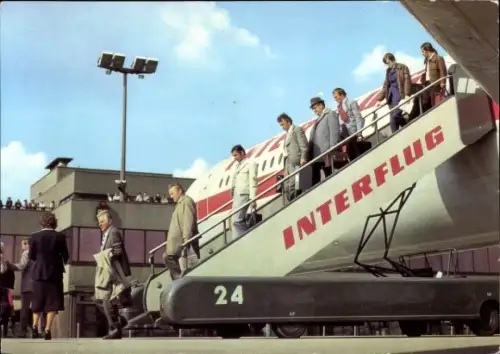 Ak Schönefeld bei Berlin, Flughafen, Passagierflugzeug Interflug, Passagiere steigen aus