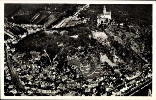 Ak Braubach am Rhein, Luftaufnahme von Braubach, Burg Marksburg, Weinberge, Landschaft