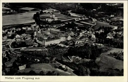 Ak Metten an der Donau Niederbayern, Luftaufnahme von  Landschaft, Flugzeug Blick,  