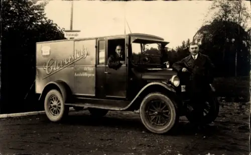 Foto Ak Zwei Männer, Auto, Werbung Cleverstolz
