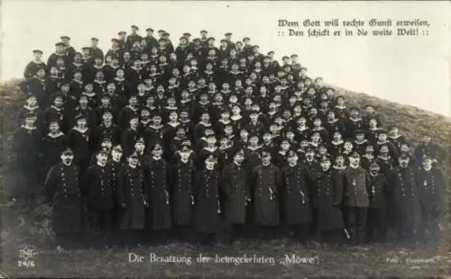 Ak Deutsche Seeleute, Die Besatzung der heimgekehrten Möwe, Novitas 24/6