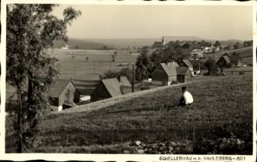 Ak Schellerhau Altenberg im Erzgebirge, Landschaft mit Hügeln, Häusern, Kirche, Person auf Wiese