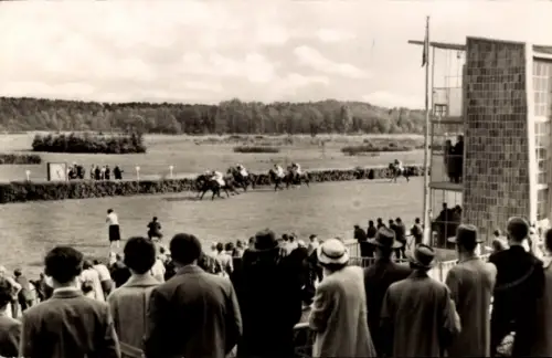 Ak Hoppegarten bei Berlin, Rennbahn, Pferderennen, Zuschauer